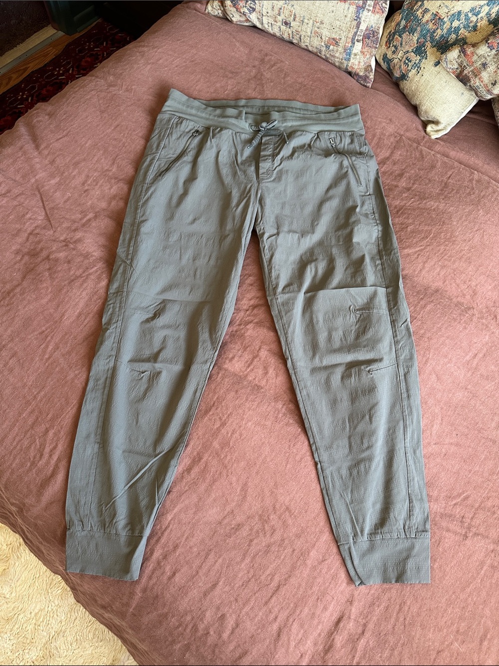 Athleta Trekkie Jogger Pants in Mountain Green. Drawstring Waist. 3 zip pockets
